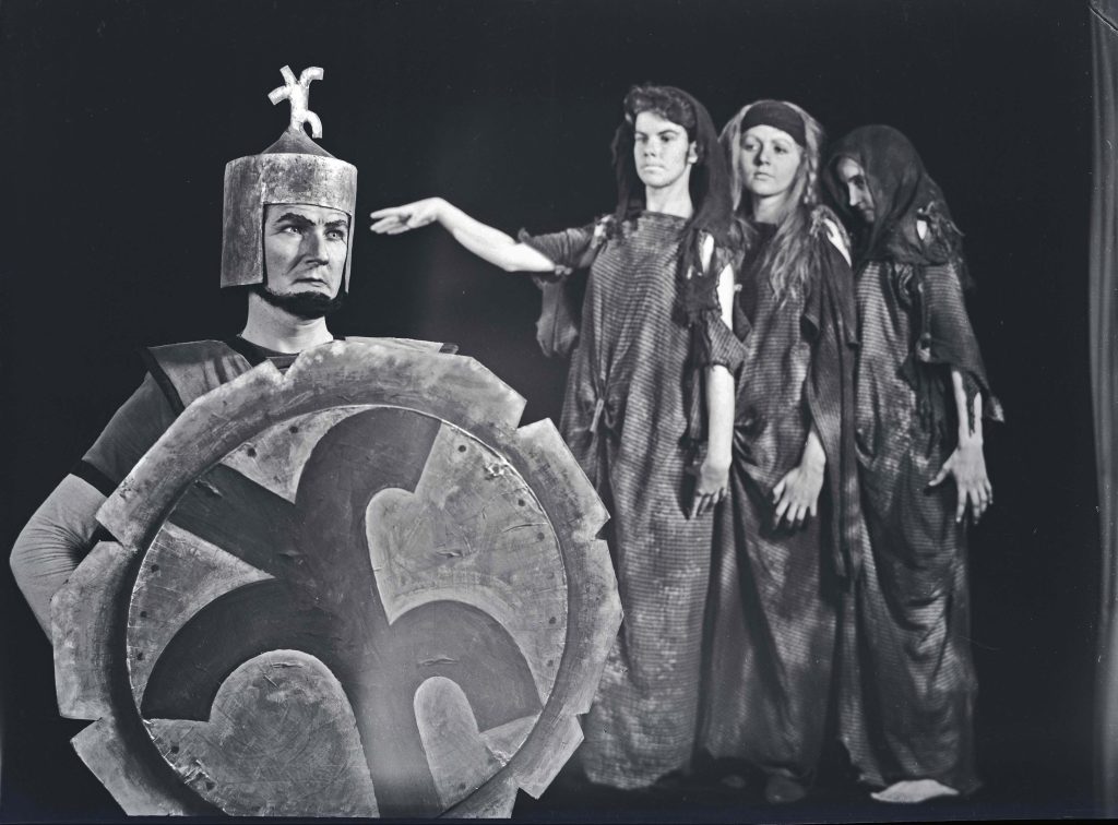 Man and three women dressed in medieval clothing. John Stowell as Macbeth and 3 witches (L to R Janet Combridge, Helen Tripp, Wendy Doyle (?) – Joyce Williams standing in for photo opportunity [Hannan Archive AHAN00480]
