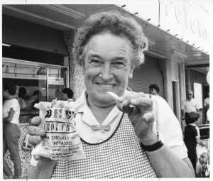 The Newcastle Show. Bev of Bev's Hot Chips still enjoying her product after 41 years. 2 March 1986. Photographer: Bob Fenney