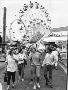 The Newcastle Show. 1st March 1987. Ferris Wheels. Photographer: John Herrett
